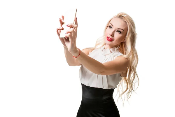 Blondynka robi selfie na na białym tle — Zdjęcie stockowe
