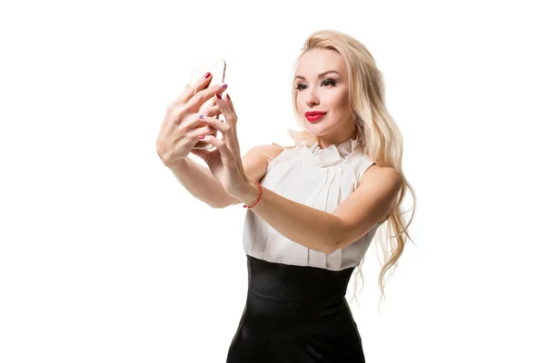 Blondynka robi selfie na na białym tle — Zdjęcie stockowe