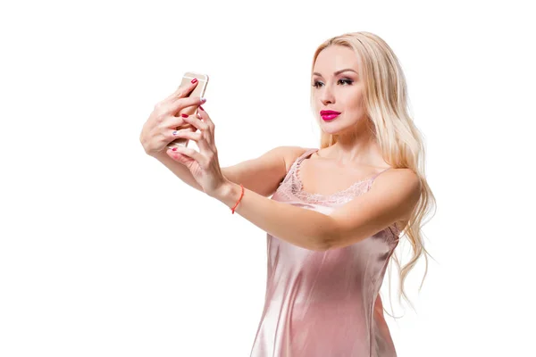 Blondine macht Selfie auf isoliertem weißen Hintergrund — Stockfoto