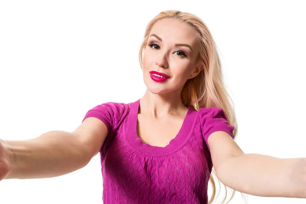 Blonde faisant du selfie sur fond blanc isolé. Prendre des photos . — Photo