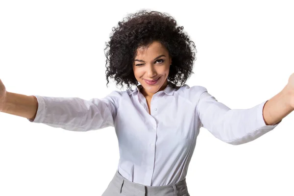 Jovem bela mulher afro-americana faz auto contra o fundo branco no estúdio — Fotografia de Stock