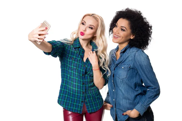 Duas meninas bonitas fazendo selfie — Fotografia de Stock