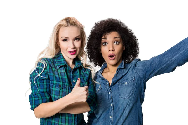 Duas meninas bonitas fazendo selfie — Fotografia de Stock