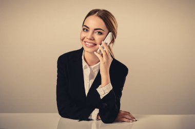 siyah bir takım elbise giymiş çekici esmer kadın oturuyor