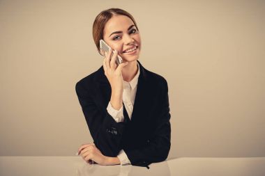 siyah bir takım elbise giymiş çekici esmer kadın oturuyor