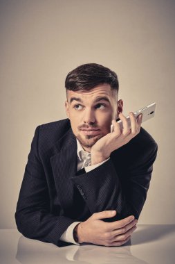 Office çalışma evinde otururken cep telefonda konuşurken yakışıklı genç