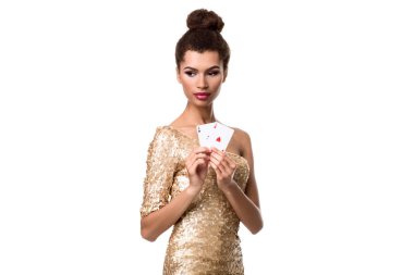 Kartların iki ace üzerinde beyaz izole onun elinde tutan güzel genç kadın