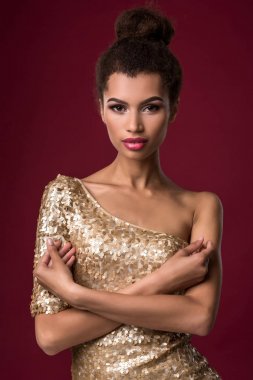 Makyajlı seksi altın genç Afrikalı kadın moda elbise.