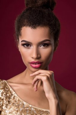 Makyajlı seksi altın genç Afrikalı kadın moda elbise.