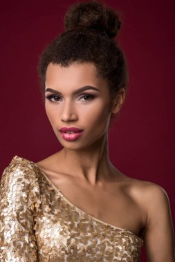 Makyajlı seksi altın genç Afrikalı kadın moda elbise.
