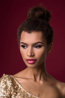 Makyajlı seksi altın genç Afrikalı kadın moda elbise.