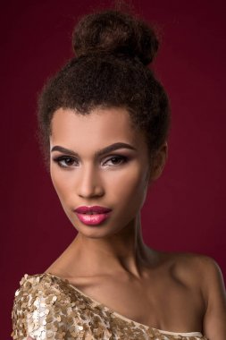 Makyajlı seksi altın genç Afrikalı kadın moda elbise.