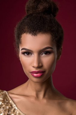 Makyajlı seksi altın genç Afrikalı kadın moda elbise.