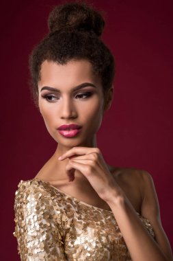 Makyajlı seksi altın genç Afrikalı kadın moda elbise.