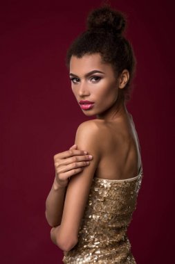 Makyajlı seksi altın genç Afrikalı kadın moda elbise.