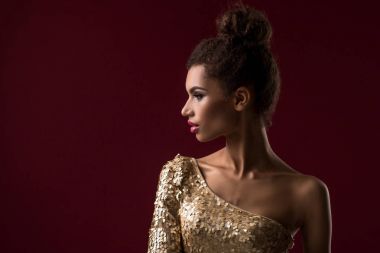Makyajlı seksi altın genç Afrikalı kadın moda elbise.