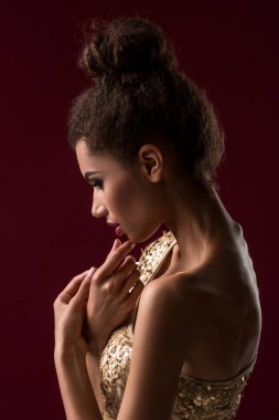 Makyajlı seksi altın genç Afrikalı kadın moda elbise.