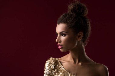 Makyajlı seksi altın genç Afrikalı kadın moda elbise.