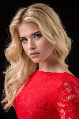 Güzel seksi sarışın kadın siyah arka plan, parti.