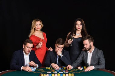 İnsanlar casino poker masasında