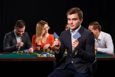 Masada poker oynamaya gençler. Casino