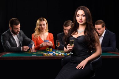 Masada poker oynamaya gençler. Casino