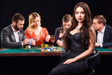 Masada poker oynamaya gençler. Casino