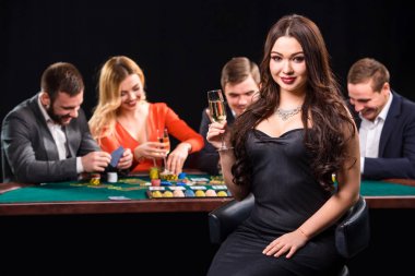 Masada poker oynamaya gençler. Casino