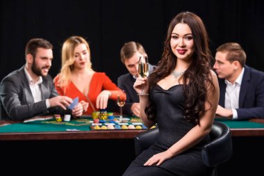 Masada poker oynamaya gençler. Casino