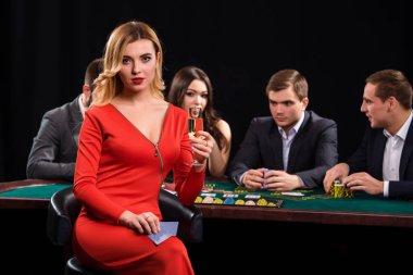 Masada poker oynamaya gençler. Casino