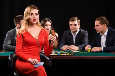 Masada poker oynamaya gençler. Casino