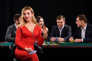 Masada poker oynamaya gençler. Casino