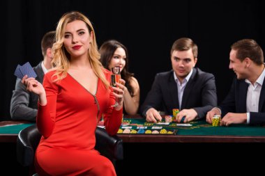 Masada poker oynamaya gençler. Casino