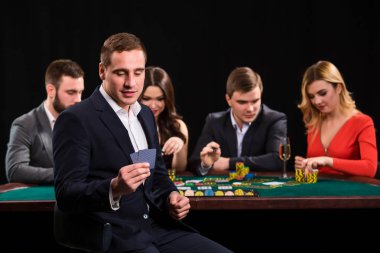 Masada poker oynamaya gençler. Casino