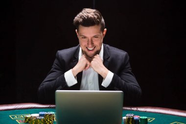 Masada oturan online poker oyuncuları