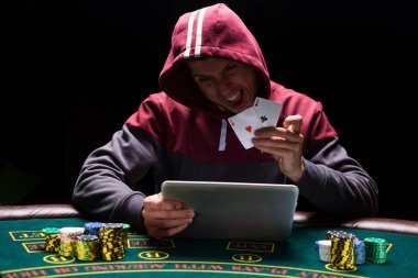 Masada oturan online poker oyuncuları
