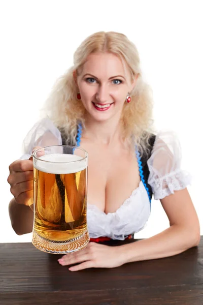Mooie jong blond meisje in klederdracht dranken uit oktoberfest bier stein. — Stockfoto