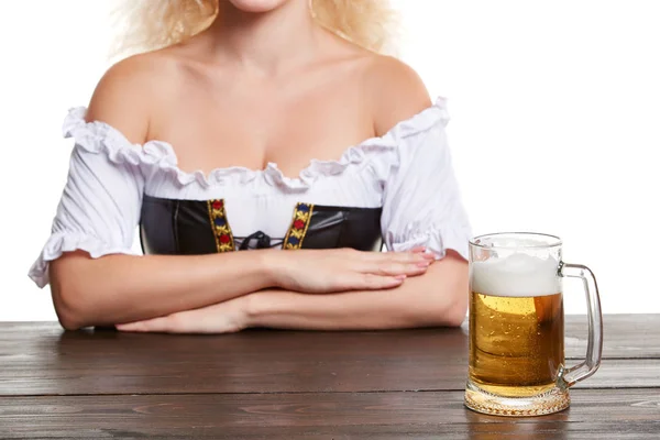 Mooie jong blond meisje in klederdracht dranken uit oktoberfest bier stein. — Stockfoto