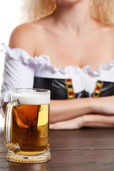 Mooie jong blond meisje in klederdracht dranken uit oktoberfest bier stein. — Stockfoto