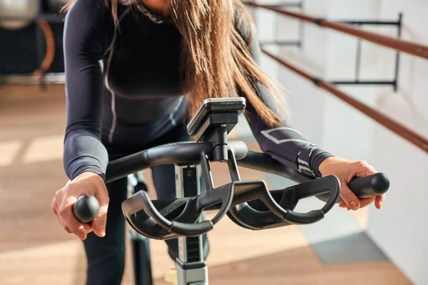 Kobieta ręce na stacjonarne bar rowerów siłowni — Zdjęcie stockowe
