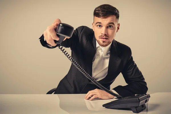 Retrato de un atractivo hombre de negocios con teléfono en la mano —  Fotos de Stock