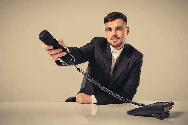 Retrato de un atractivo hombre de negocios con teléfono en la mano —  Fotos de Stock