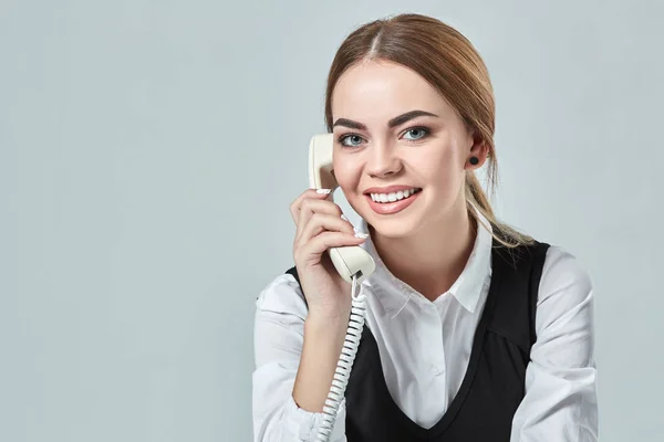 Portrait of young secretary answering telephone — Stock Photo, Image