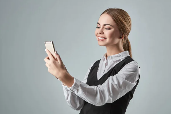 Красивая молодая деловая женщина с мобильного телефона внутри — стоковое фото