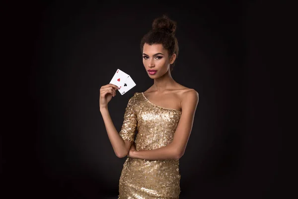 Красивая африканская девушка показывает два туза в покер казино и выиграть — стоковое фото