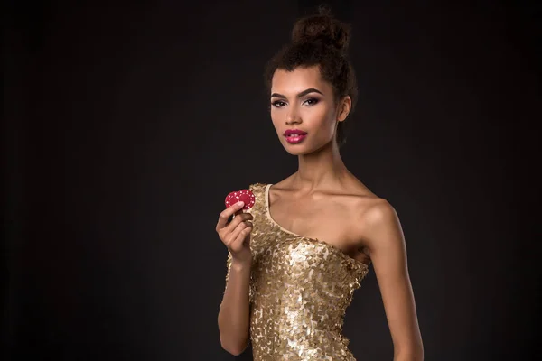 Žena vítězné - mladá žena v nóbl zlatých šatech drží dva červené žetony, poker ACE kombinaci karet. — Stock fotografie