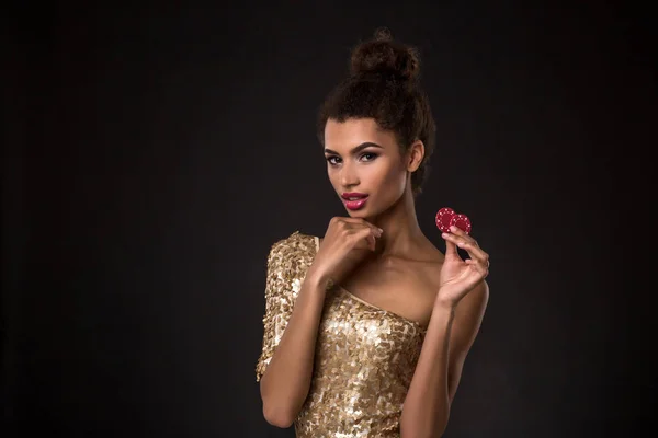 Mujer ganadora - Mujer joven en un elegante vestido de oro con dos fichas rojas, una combinación de cartas de poker de ases . — Foto de Stock