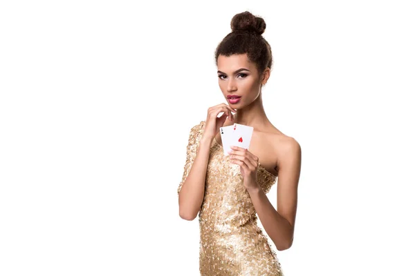 Docela africký dívka ukazuje dvě esa v kasinu poker a vyhrajte — Stock fotografie