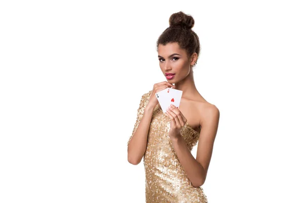 Krásná mladá žena držící dva eso karet v ruce izolované na bílém — Stock fotografie