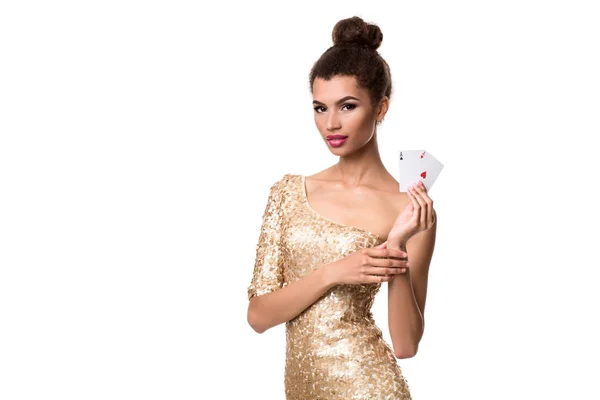 Krásná mladá žena držící dva eso karet v ruce izolované na bílém — Stock fotografie